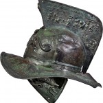 Gladiatorenhelm - Weltweit gibt es kaum mehr als zehn erhaltene Gladiatorenhelme; dieser wurde bei den Ausgrabungen in Pompeji gefunden (Bronze, 1. Jh. n. Chr.; © Museo Archeologico Nazionale, Neapel).