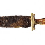 Der Dolch stammt aus einer pompejanischen Gladiatorenschule; er war neben dem Dreizack die Waffe des Netzkämpfers (Bronze, Eisen, Elfenbein, 1. Jh. n. Chr.; © Museo Archeologico Nazionale, Neapel).